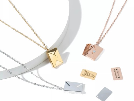 Collar con forma de sobre de acero inoxidable